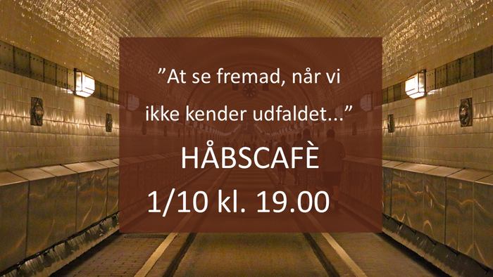 Underjordisk café-event med dansk tekst, der foregår i en tunnel-lignende omgivelse og finder sted den 1. oktober kl. 19:00.