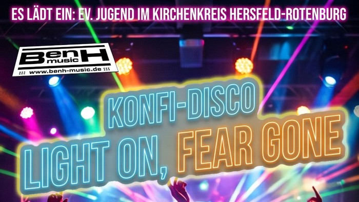 Ein lebendiges Disco-Veranstaltungsplakat für „Konfi-Disco Light On, Fear Gone“ mit einer fröhlichen Menge, die bei einer Kirchenveranstaltung tanzt.