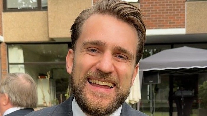 Næstformand i menighedsrådet i Bruxelles, Jacob Stendevad, nyder tiden i den danske kirke.