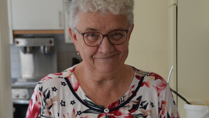 Frau Grasmik backt Waffeln für das Abdinghof Café