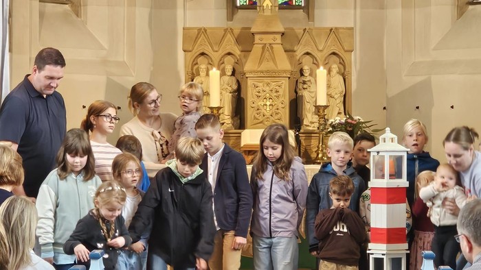 Kinder beim Familiengottesdienst mit Tauferinnerung