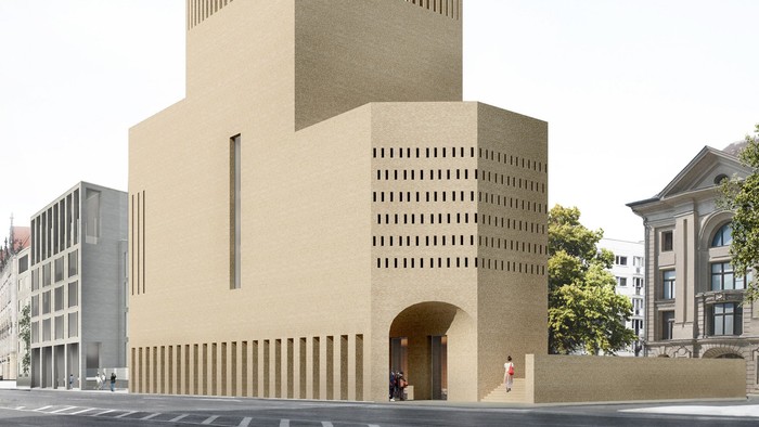 Modernes Gebäude mit vertikalen Elementen in belebter Stadtumgebung