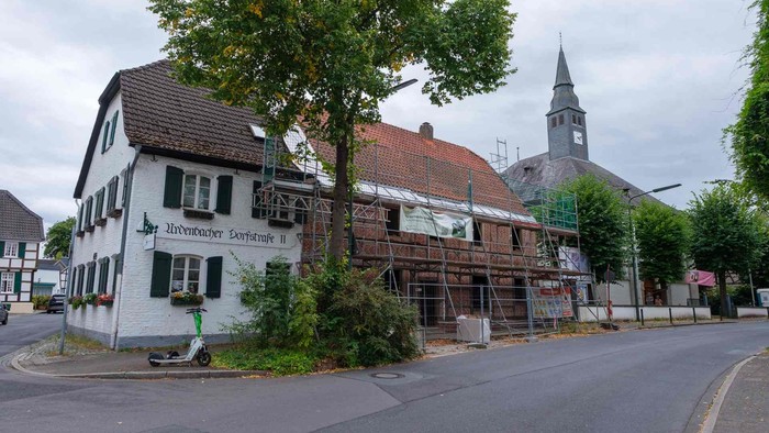 Das Bild zeigt das dreiteilige Bau-Ensemble in Urdenbach, Fachwerkhaus, Neubau und Kirche.