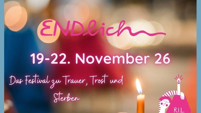 Plakat des Festivals mit dem Schriftzug in pinker Farbe, im Vordergrund eine Hand, die eine Kerze hält.