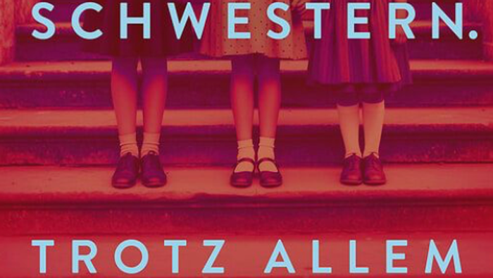 Buchcover mit Schwestern in Vintage-Kleidern mit dem Text *„Schwestern. Trotz allem“* und *„Roman“* vom dtv Verlag.