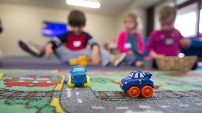 Kinder spielen mit Spielzeugautos