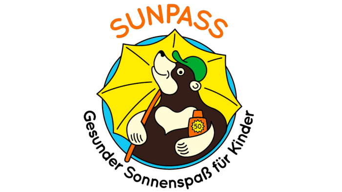 SunPass-Logo mit einem Cartoon-Bären unter einem Regenschirm, das gesunden Sonnenspaß für Kinder fördert.