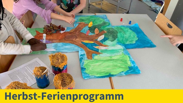 Kinder malen einen großen Baum