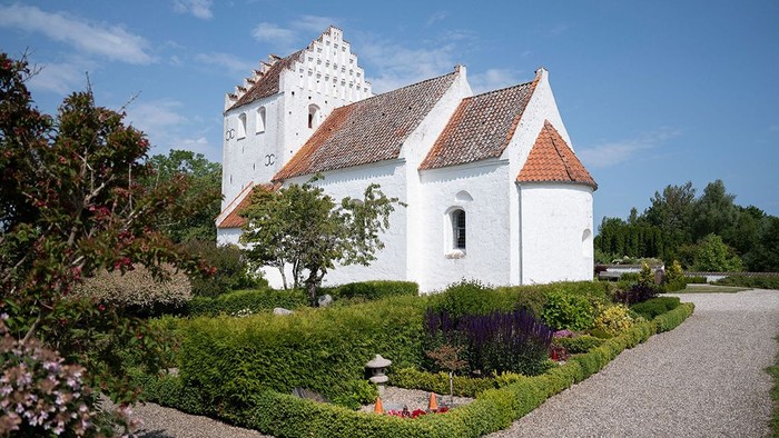 Granløse Kirke ved Holbæk. Hvidkalket kirke med tegltag. I forgrunden ses nogle gravsteder.