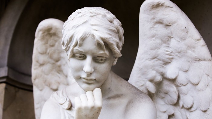 Eine weiße Engel-Statue als Porträt