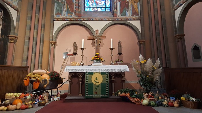 Das Bild zeigt den Altar in der Margaretenkirche mit grünem Antependium und Erntedankdekoration.
