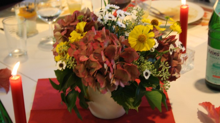 Blumenstrauß auf gedecktem Tisch