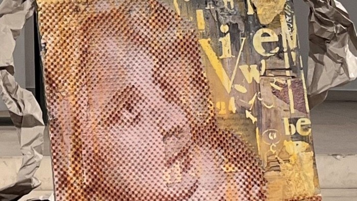 Collage aus zerknülltem Papier, das teilweise Text und ein verschwommenes Gesicht mit goldenen Tönen enthüllt.