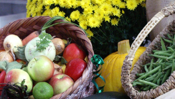 Reichhaltige Körbe mit Obst, Gemüse und weiterem Erntegut