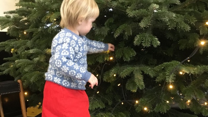 Et lille barn pynter juletræ i Skt. Lukas Kirke