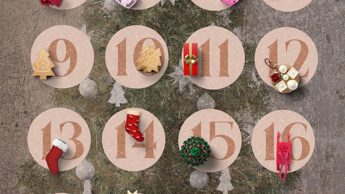 Ein festliches Adventskalender-Arrangement mit nummerierten Kreisen und kleinen weihnachtlichen Dekorationen für jeden Tag.