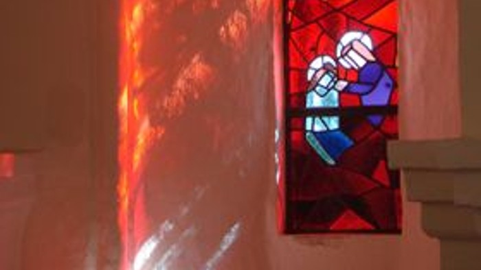 Stained glass vindue med farverne rød, blå og guld