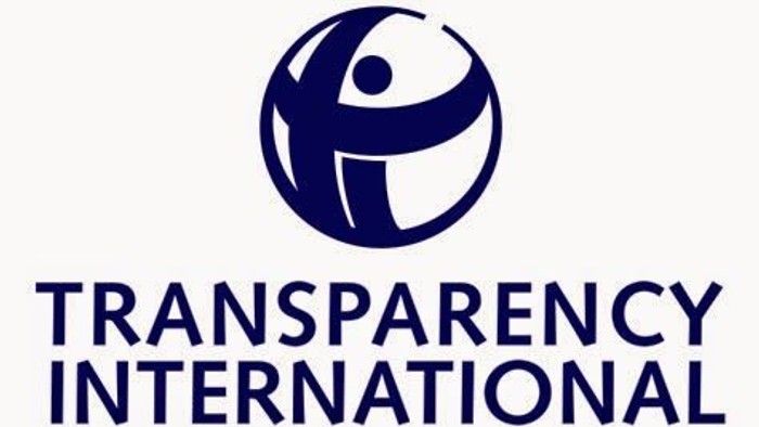 Logo von Transparency International mit einem Globus, einer menschlichen Figur und dem Namen der Organisation.