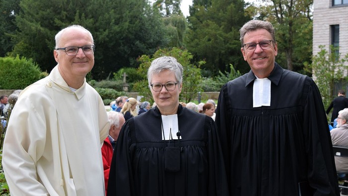 Sie gestalteten den Gottesdienst - zu sehen sind Thomas Jakob (Kath. Seelsorgeteam im Klinikum Ibbenbüren), Pfarrerin Andrea Klausmann und Superintendent André Ost.