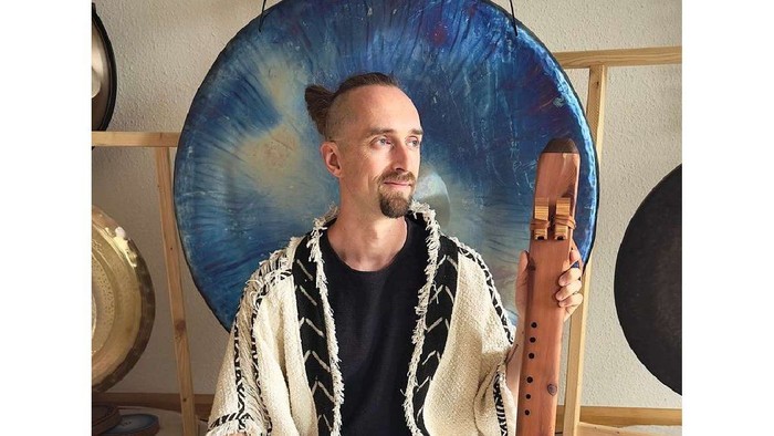 Martin Bremer mit seinen Instrumenten