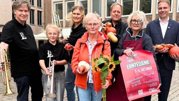 V. li.: Markus Sader, Magda Schröder, Anne Tame, Sabine Weiß, Robert Pfeifer, Olivia Kempke und Oliver Erckens bereiten das große Erntedankfest am 4. Oktober auf dem Lübecker Markt vor. Sie freuen sich auf einen besonderen Tag, um Danke zu sagen. Sie läch