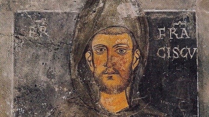 Mittelalterliches Fresko-Porträt einer bärtigen Figur mit der Beschriftung „Franciscus“, wahrscheinlich eine Darstellung des Heiligen Franziskus.