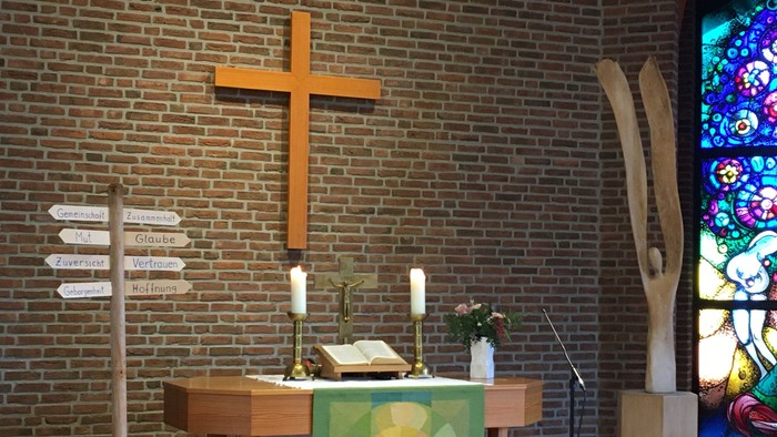 Altar der matthäuskirche mit Wegweiser