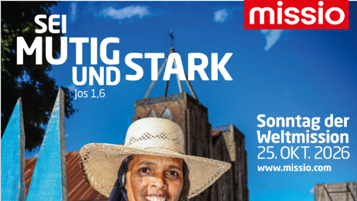 Eine fröhliche Frau mit einem Strohhut wirbt für Mut und Stärke zum Weltmissionssonntag und zeigt Madagaskar als Beispiel.