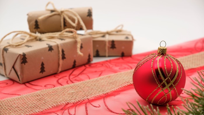 Weihnachtsgeschenke und eine Christbaumkugel