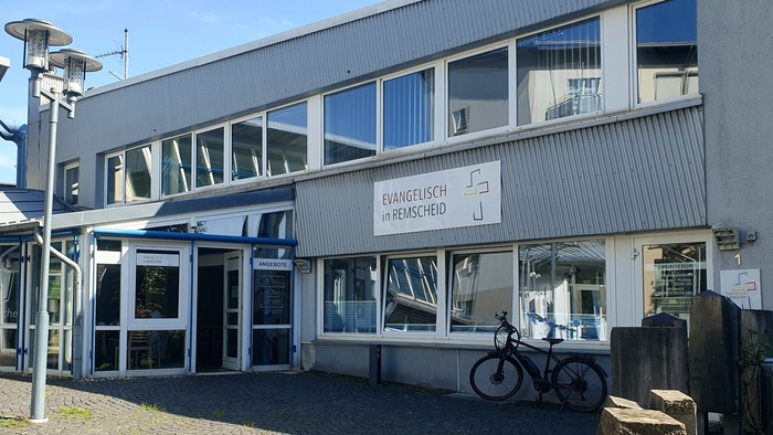 Bild vom Eingang des neuen Gemeindebüros auf dem Vaßbenderplatz 1