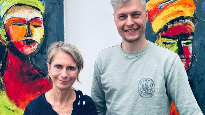 Das Leitungsteam der Beratungsstellen ZeitRaum und SichtWeise, Andrea Bilstein-Raum und Dominik Eicher, freuen sich über die neue Ausstellung in ihren Räumlichkeiten.