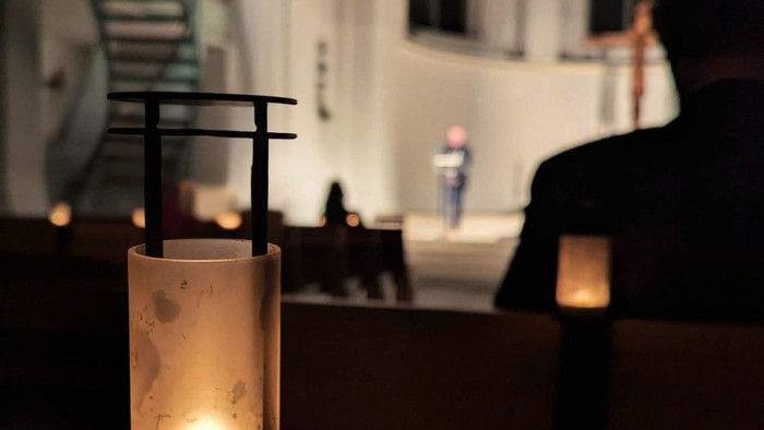 In den Bänken der Johanneskirche leuchten Kerzen.
