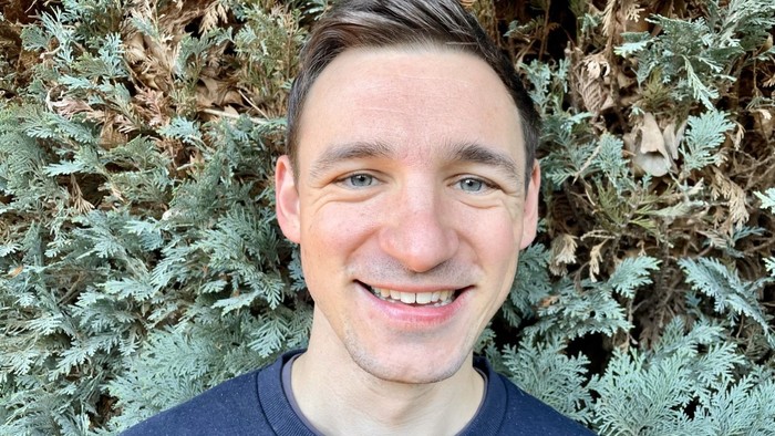 Das Foto zeigt Pfarrer Yann Wippich
