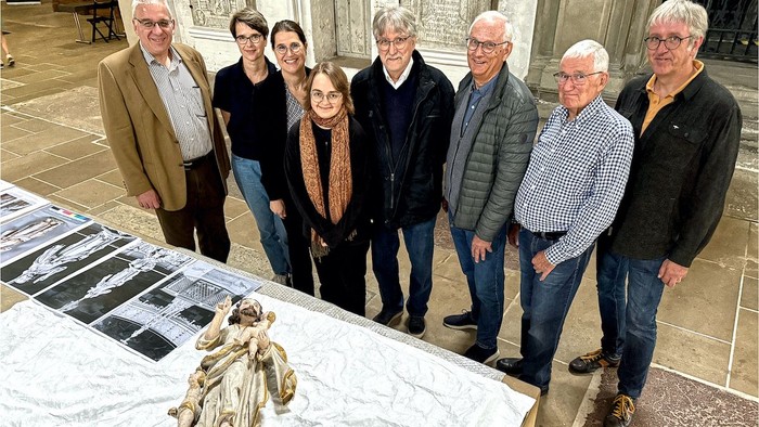 Acht Beteiligte: Frank Geuenich, Britta Butt, Margrit Wegner, Gesine Schmeding (Praktikantin in der Domgemeinde), Dirk Rhodgeß und Burkhard Schräger von der Engelbert und Hertha Albers-Stiftung, Carlos Blohm (Bauausschuss-Vorsitzender der Domgemeinde) und