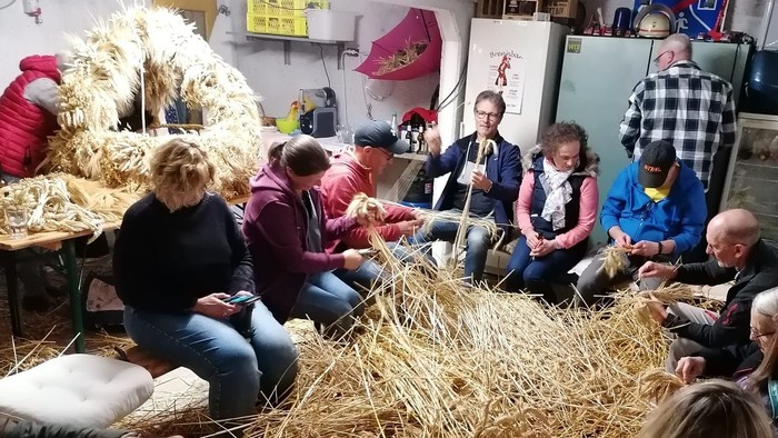 Seit vielen Jahrzehnten treffen sich die Mitglieder des landwirtschaftlichen Ortsvereins Waldbauer, um die Erntekrone zu binden.