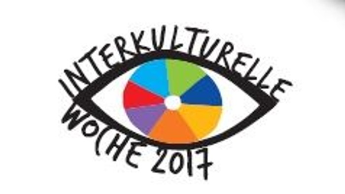 Bunter geflochtener Zopf mit Text "VIELFALT VERBINDET" und Logo "Interkulturelle Woche 2017"