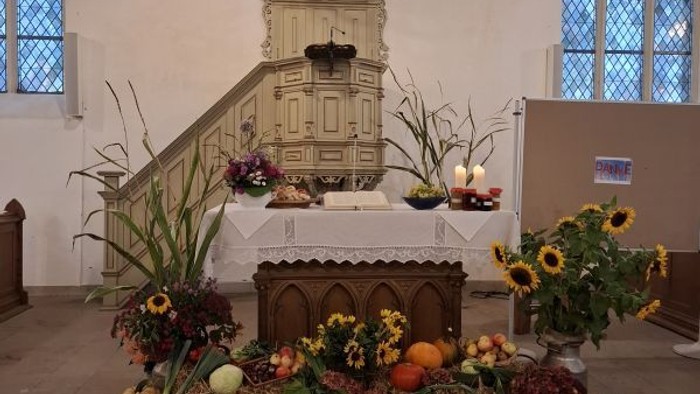 Altar in Kirche mit Blumen und Früchten geschmückt