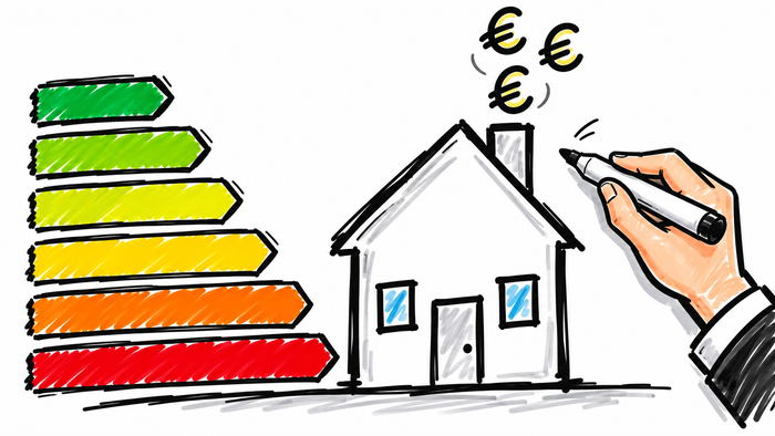 Eine gezeichnete Hausfassade steht neben einer farbigen Energieeffizienzskala; über dem Schornstein schweben Eurozeichen, rechts ist eine Hand mit Stift zu sehen.