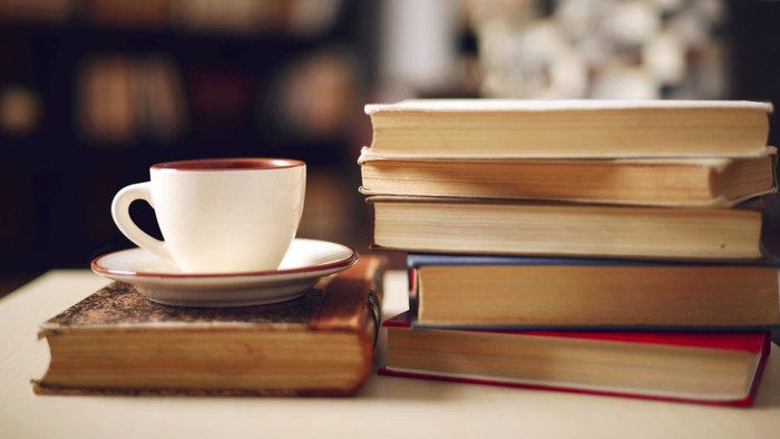 Stapel Bücher mit einer Kaffeetasse
