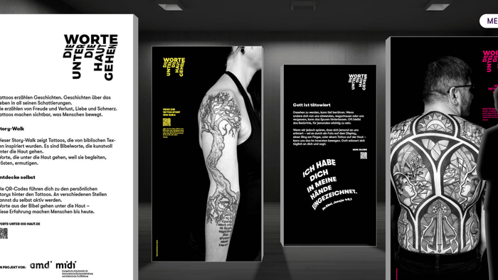 Screenshot einer digitalen Ausstellungsansicht von „Worte unter die Haut“ mit mehreren großformatigen Tafeln. Zu sehen sind Schwarz-Weiß-Fotografien tätowierter Menschen sowie Texte über Tattoos, persönliche Geschichten und biblisch inspirierte Motive.