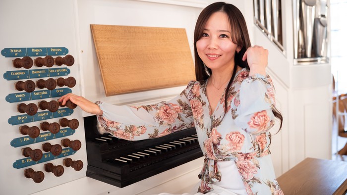 Kantorin Megumi Hamaya sitzt an einer Orgel