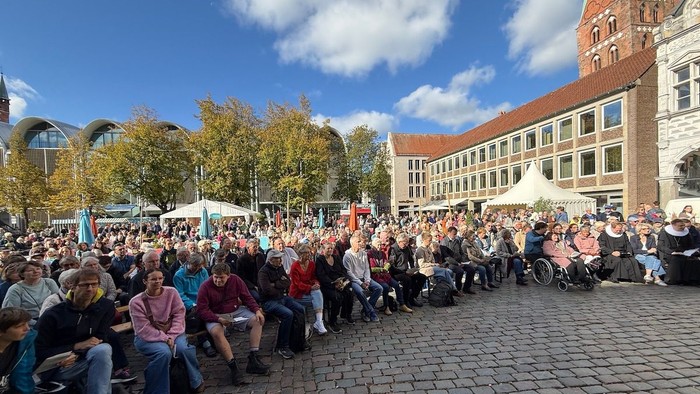 Ansicht der vielen Menschen auf dem Markt beim Gottesdienst.