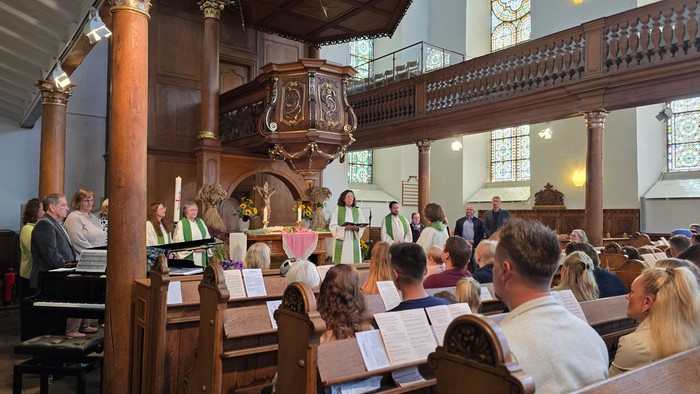 Blick in eine vollbesetzte Kirche mit vielen Menschen