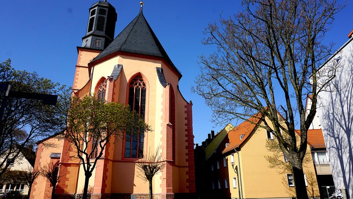 Foto der Marienkirche im Frühjahr bei Sonnenschein