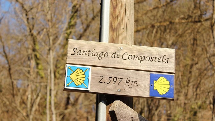 Das Schild zeigt den Weg nach Santiago de Compostela an, 2.597 km entfernt.