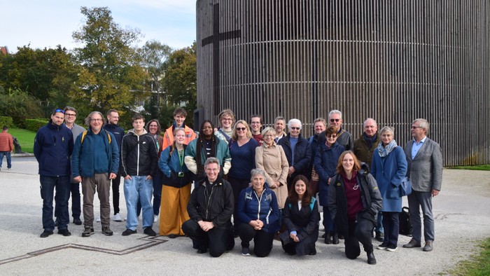 Gruppenfoto Partnerschaftstreffen 2024 in Zossen-Fläming vor der Versöhnungskapelle in Berlin.