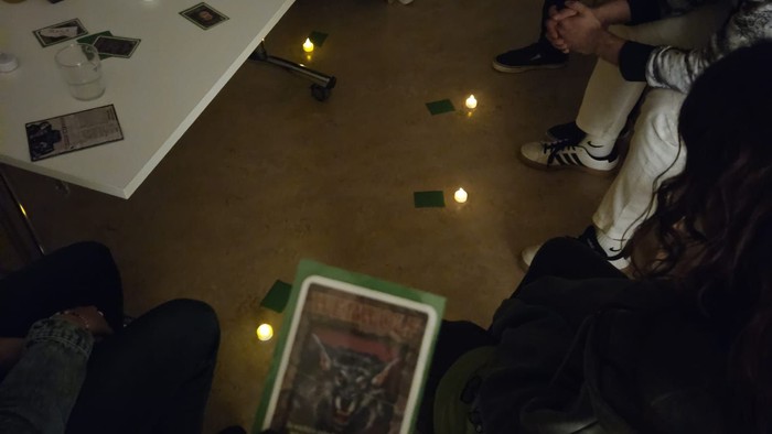 Menschen, die eine Runde Werwolf spielen