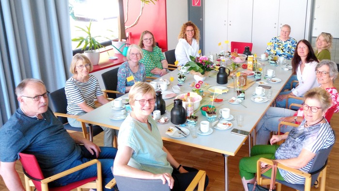 Hier sieht man die Gruppe vom Café Zeit am gedeckten Frühstückstisch.