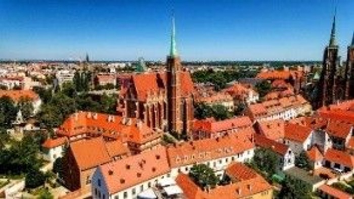 Stadtpanorama Breslau vor blauem Himmel im angeschnittenen Topshot