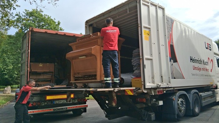 Hier wird der Spieltisch der Orgel auf den LKW verladen.